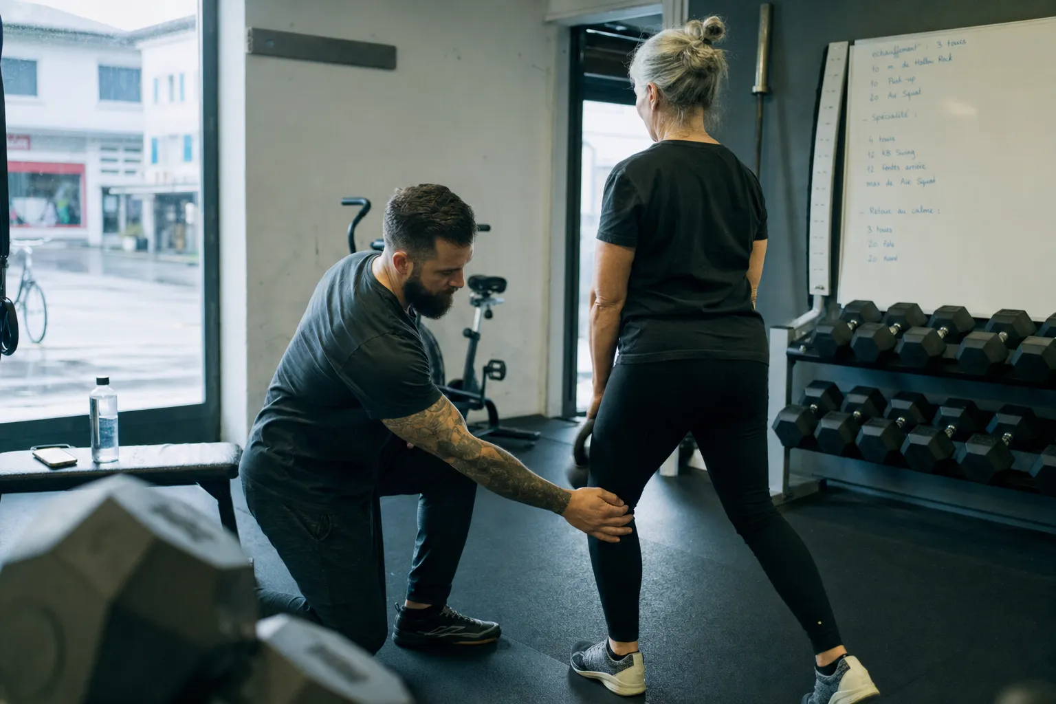 Coach corrigeant la posture d'une cliente, Montreux